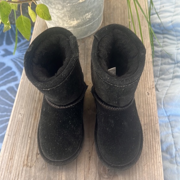 BearPaw genuine shearling boots So darn cute! Good rubber tread toddler sz 7 - Picture 3 of 6
